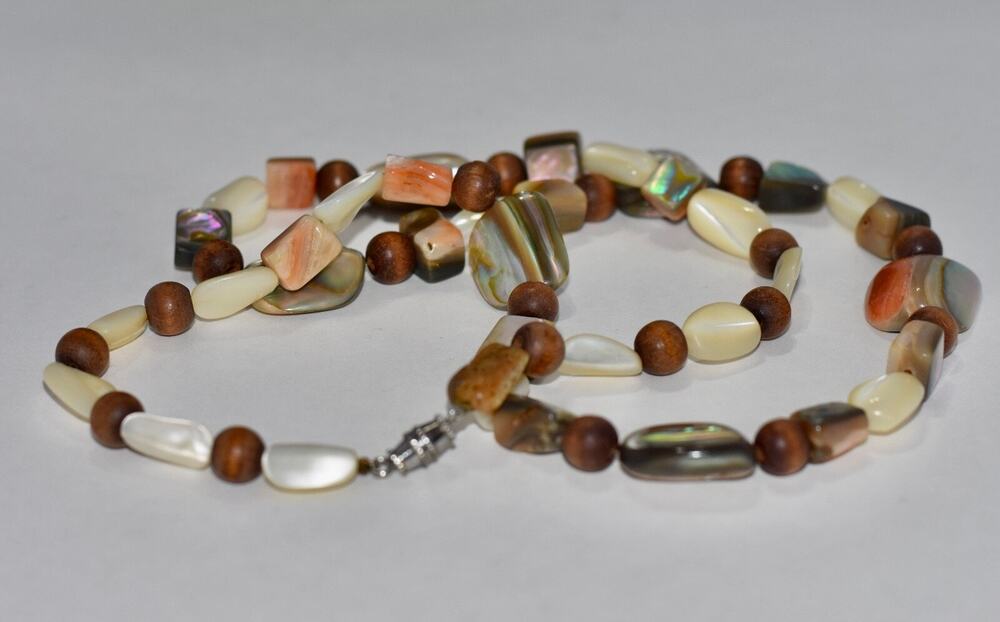 Vintage DESIGNER CONCH ABALONE, MOTHER OF PEARL & WOOD BEAD STRAND NECKLACE